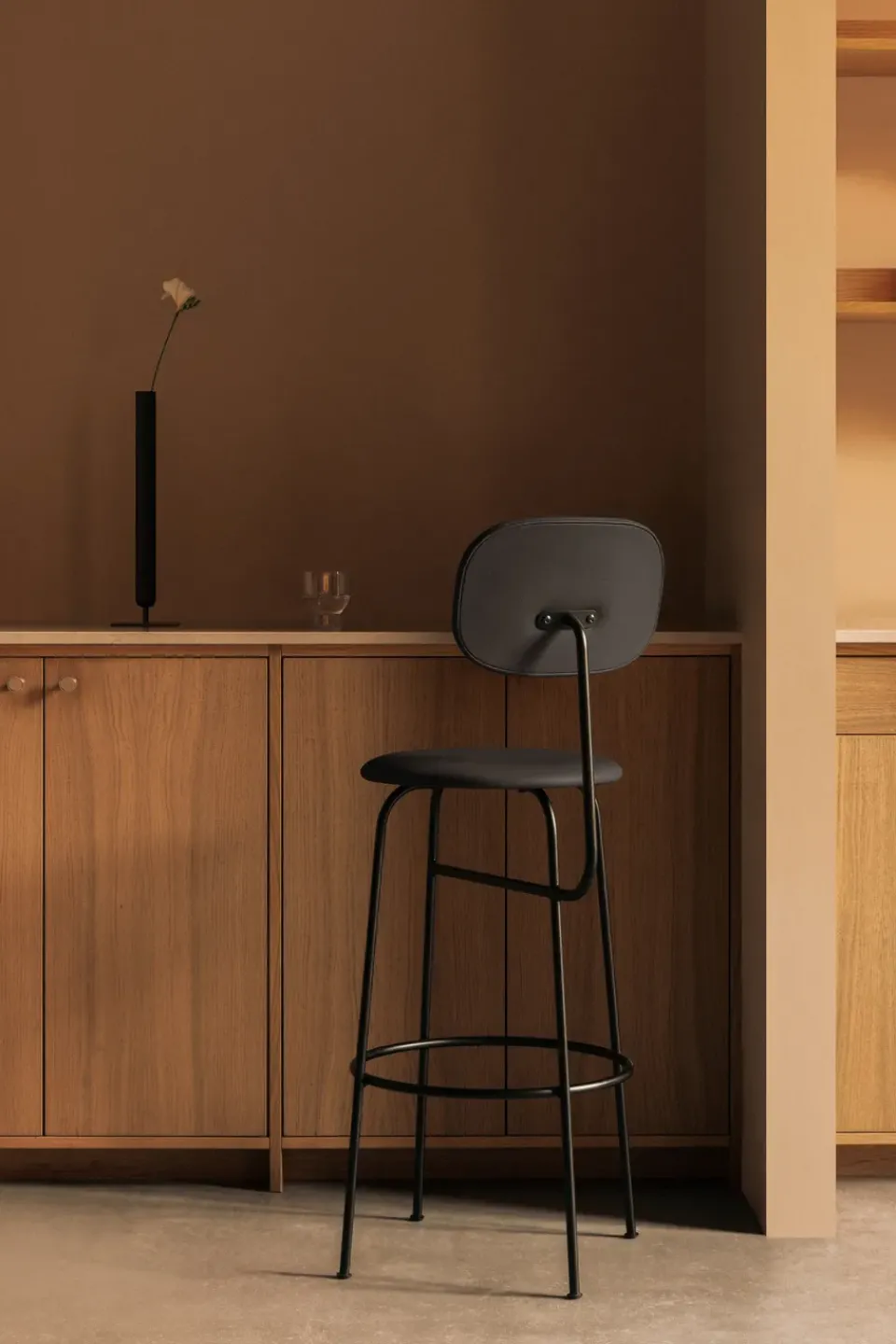 Audo Copenhagen Bar Stools*Afteroom plus barstool leather upholstery 63.5 cm, Dakar 0842 Black