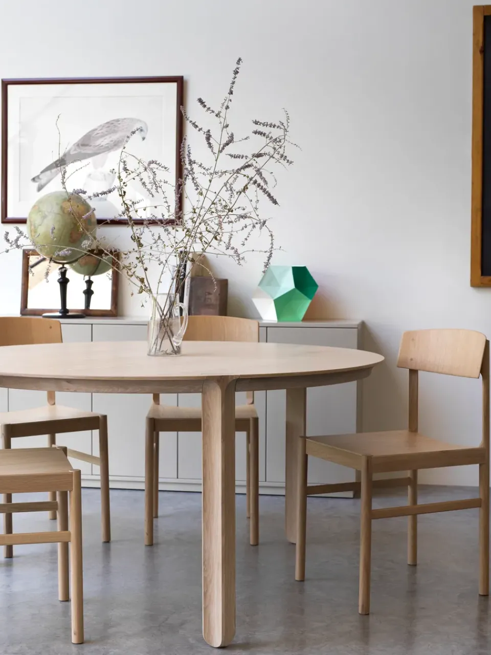 Mavis Dining Tables*Amor dining table round, oak white-pigmented hardwax oil Beige