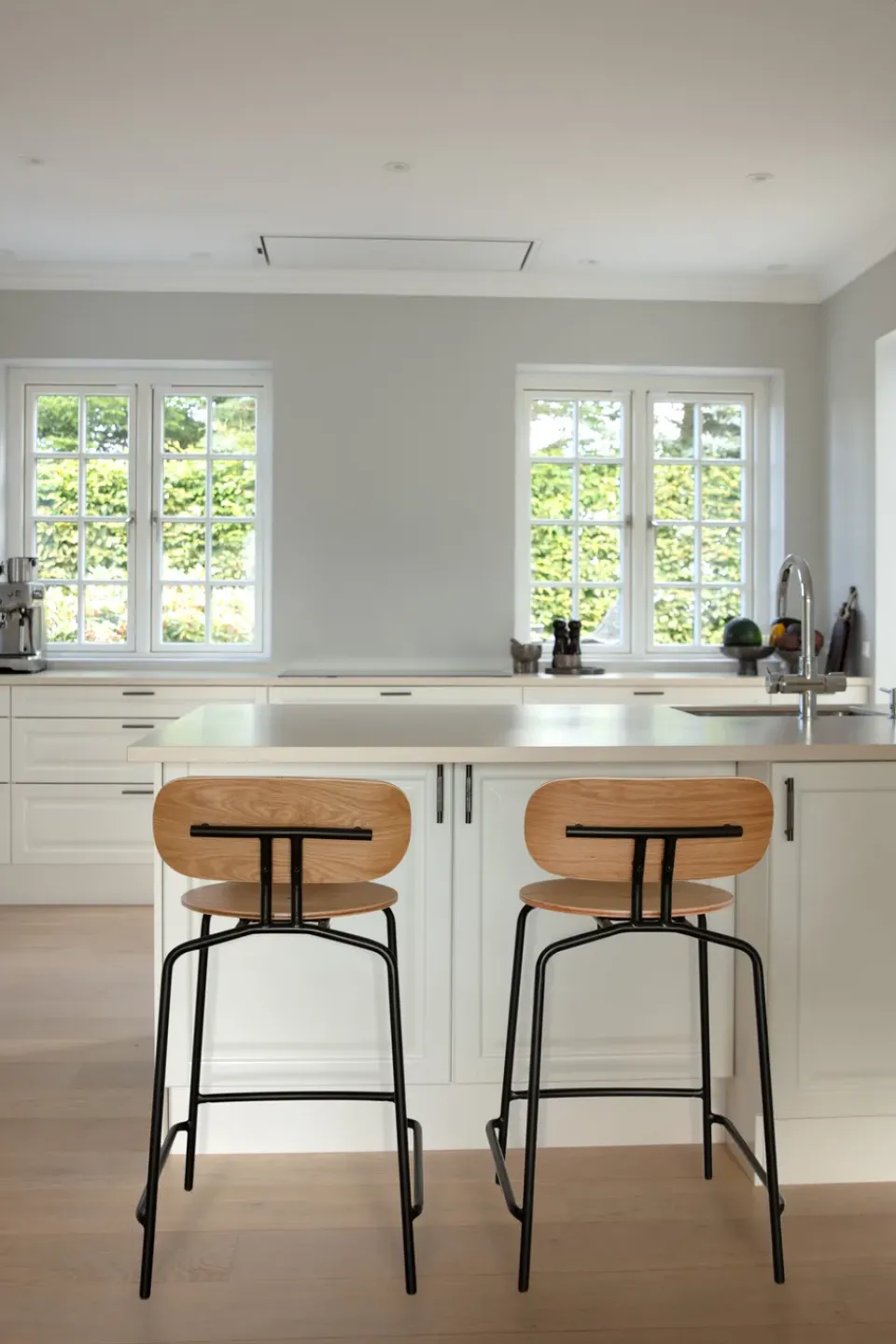 Umage Bar Stools*Curious barstool 65 cm, Oak-black BeigeBlack