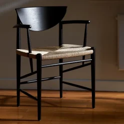 &Tradition Chairs*Drawn chair HM4 with armrest, oak Black