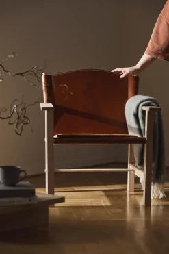 Gärsnäs Armchairs & Footstools*Ferdinand armchair, Oak-untreated-Tärnsjö leather cognac Beige