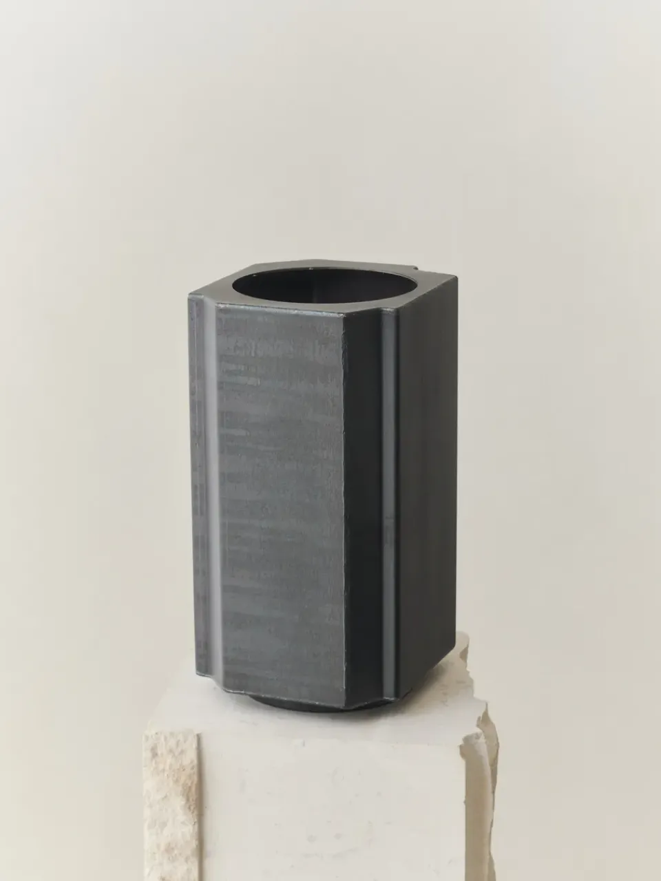 Louise Roe Garden Details & Accessories*Funki pot S 36 cm, Raw Iron Black