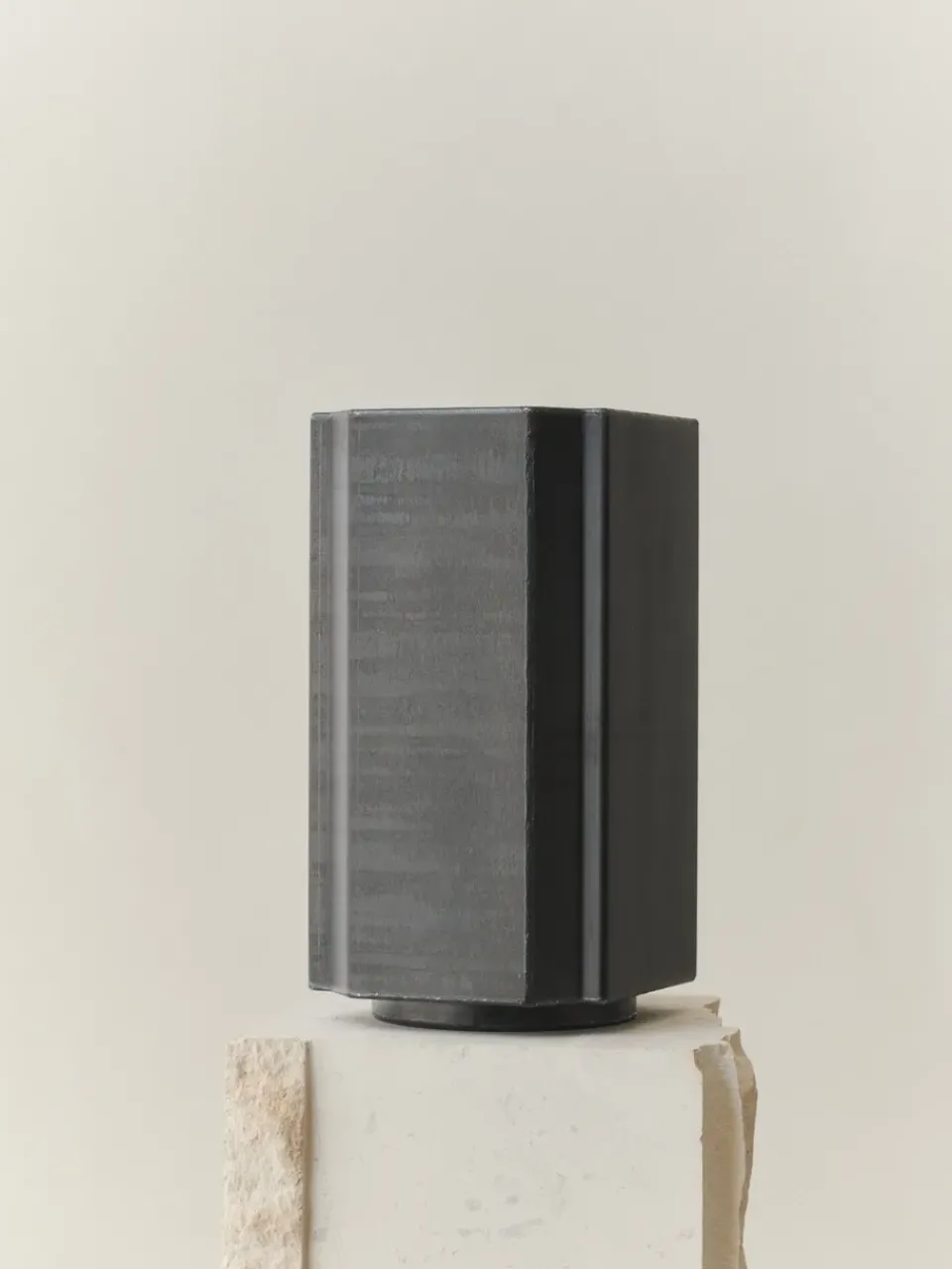 Louise Roe Garden Details & Accessories*Funki pot S 36 cm, Raw Iron Black