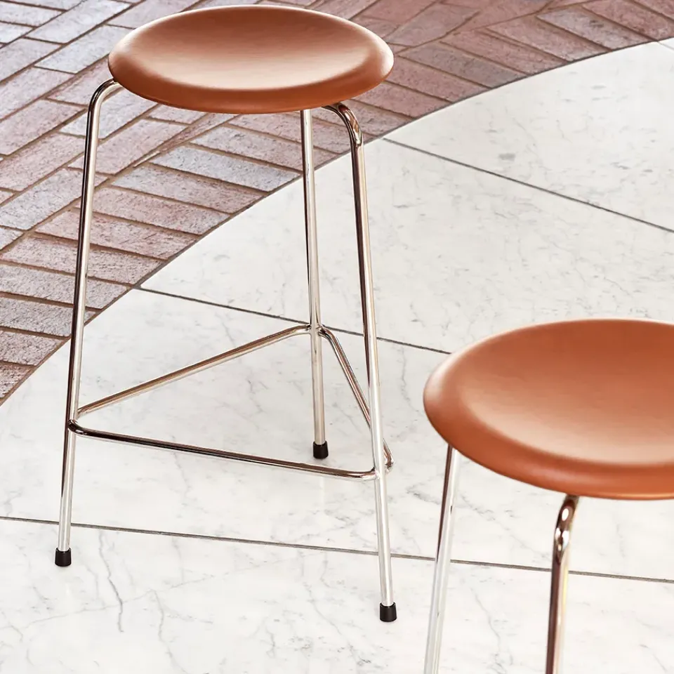 Fritz Hansen Bar Stools*High Dot stool leather, walnut Brown