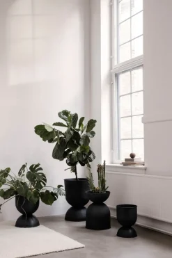 Ferm Living Garden Details & Accessories*Hourglass flower pot extra small Ø21 cm, -dark grey Black