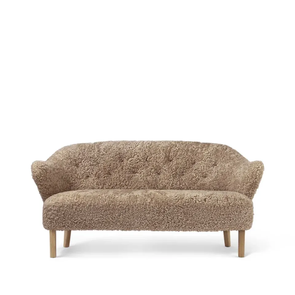 Audo Copenhagen Sofas*Ingeborg 2.5-seat sofa, Sheepskin sahara. leg oak nature Brown