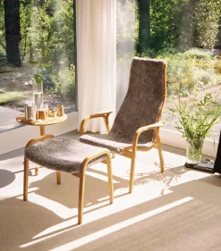 Swedese Armchairs & Footstools*Lamino armchair and footstool oiled oak/sheepskin, Sahara (nougat-) Brown