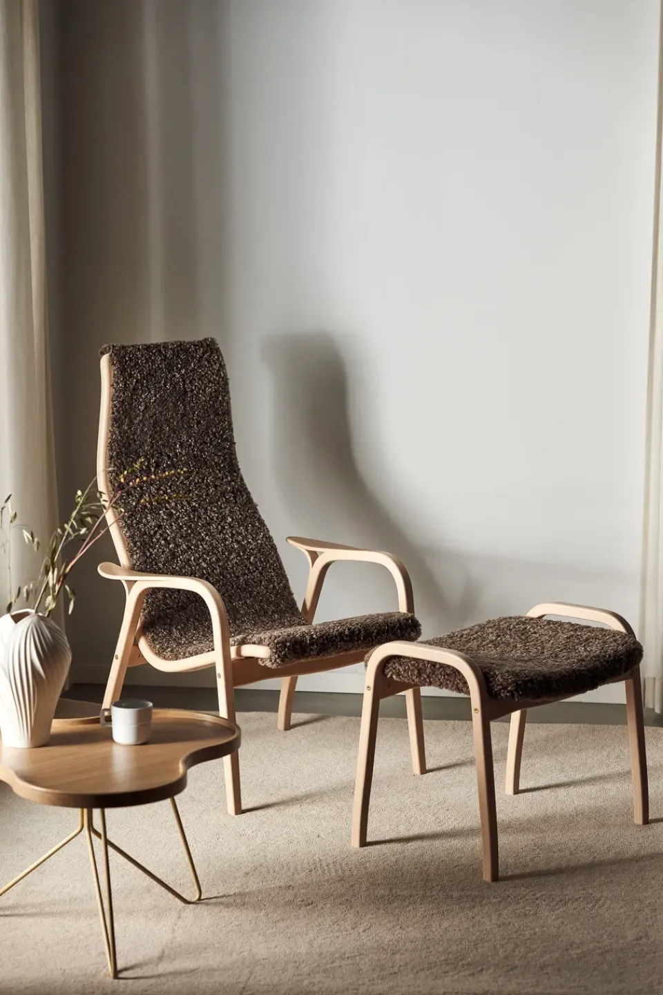 Swedese Armchairs & Footstools*Lamino armchair and footstool varnished beech/sheepskin, Sahara (nougat-) Brown