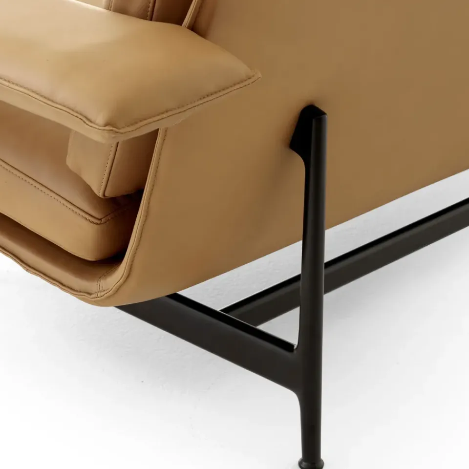 &Tradition Sofas*Meantime AV30 2-seater sofa, Warm black-Noble leather Cognac Brown