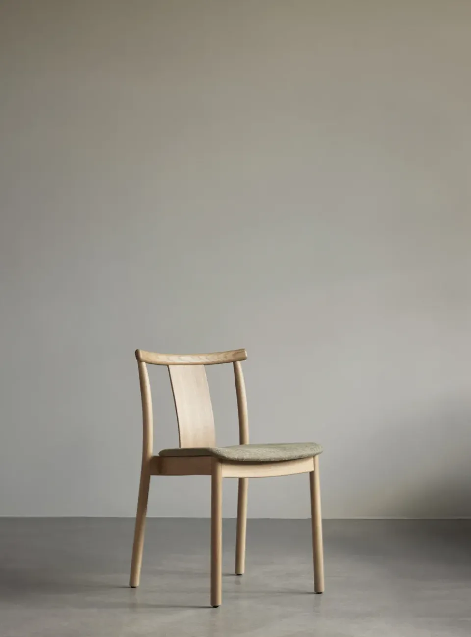 Audo Copenhagen Chairs*Merkur chair with cushion, Oak-Hallingdal 0200 Beige