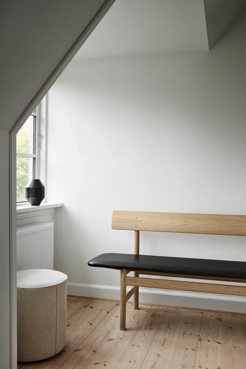 Fredericia Furniture Benches*Mogensen 3171 bench, Soaped oak-leather omni 301 Black