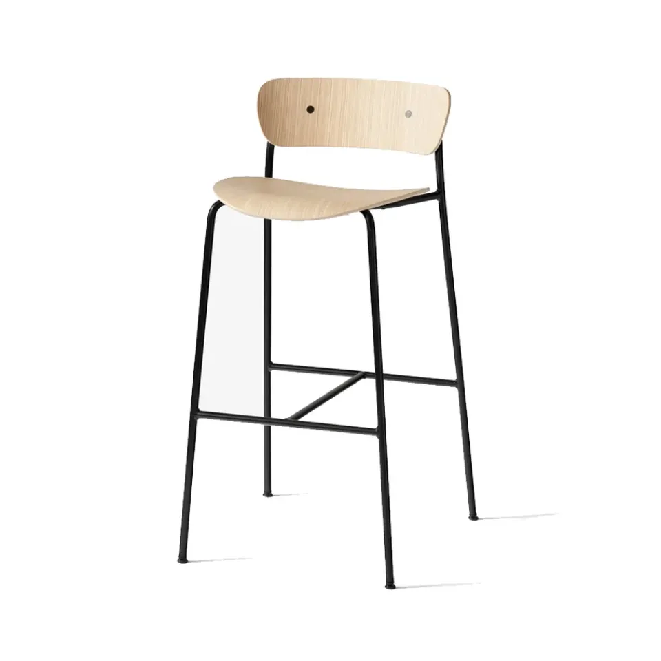 &Tradition Bar Stools*Pavilion AV9 barstool, Oak lacquer, steel legs Beige