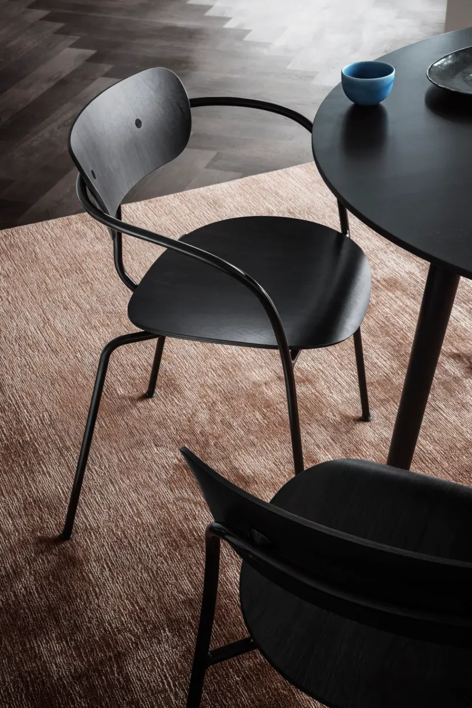 &Tradition Chairs*Pavilion chair AV2, lacquered oak Black