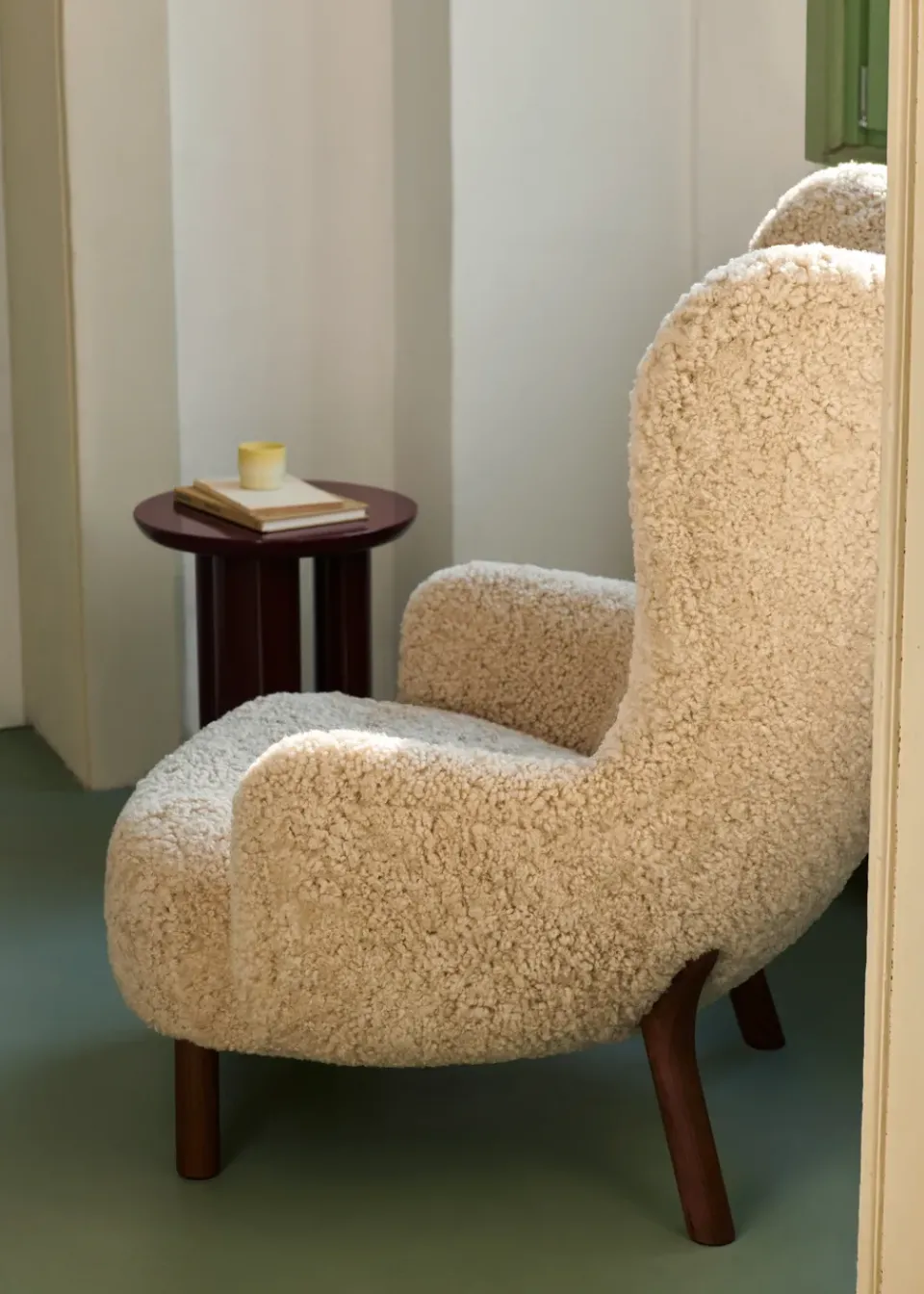 &Tradition Armchairs & Footstools*Petra VB3 high armchair, Oiled Walnut-Sheepskin Moonlight White