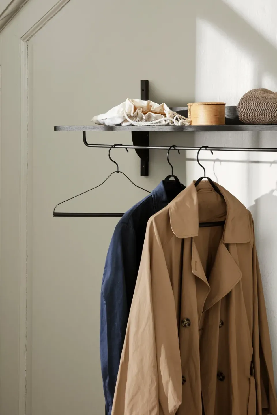 Ferm Living Hat Rack & Hat Shelves*Sector shelf with hanging rail 37x87 cm, ash- brass Black