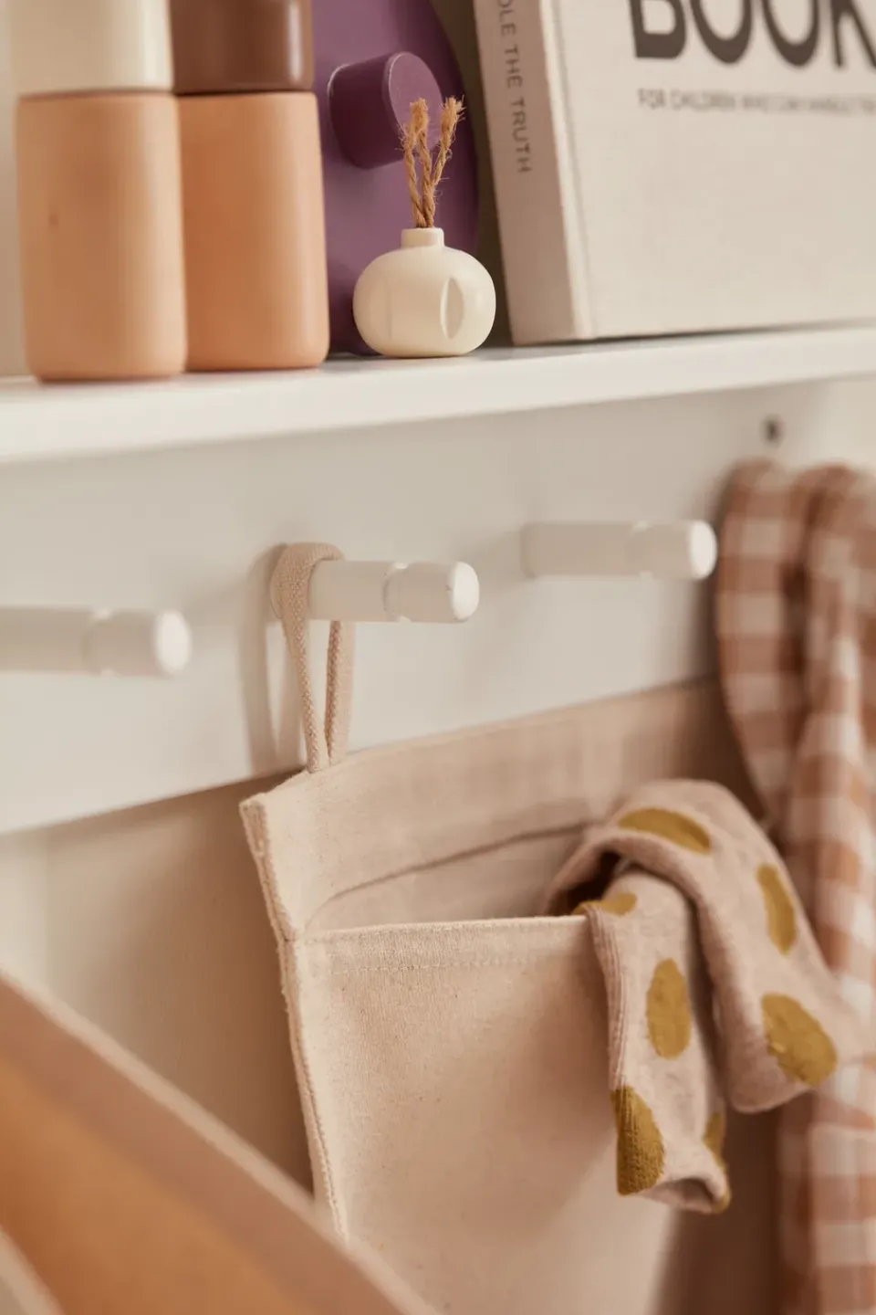 Kid's Concept Clothes Hooks & Hangers*Star shelf with hooks, White