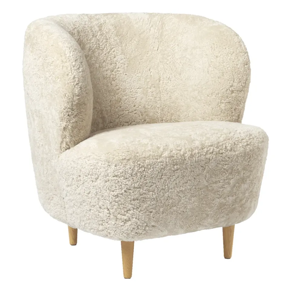 GUBI Armchairs & Footstools*Stay lounge chair - small, Sheep skin - Moonlight-lackad oak White