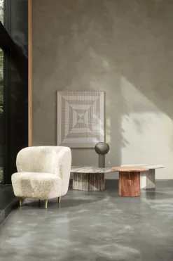 GUBI Armchairs & Footstools*Stay lounge chair - small, Sheep skin - Moonlight-lackad oak White