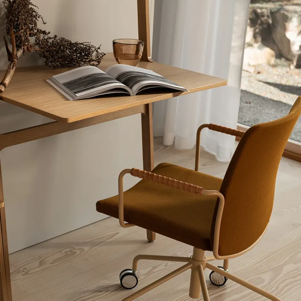 Swedese Office Chairs*Stella office chair can be raised/lowered with tilt, Leather elmosoft 99999 , chrome stand, leather-covered armrests, flexible back Black
