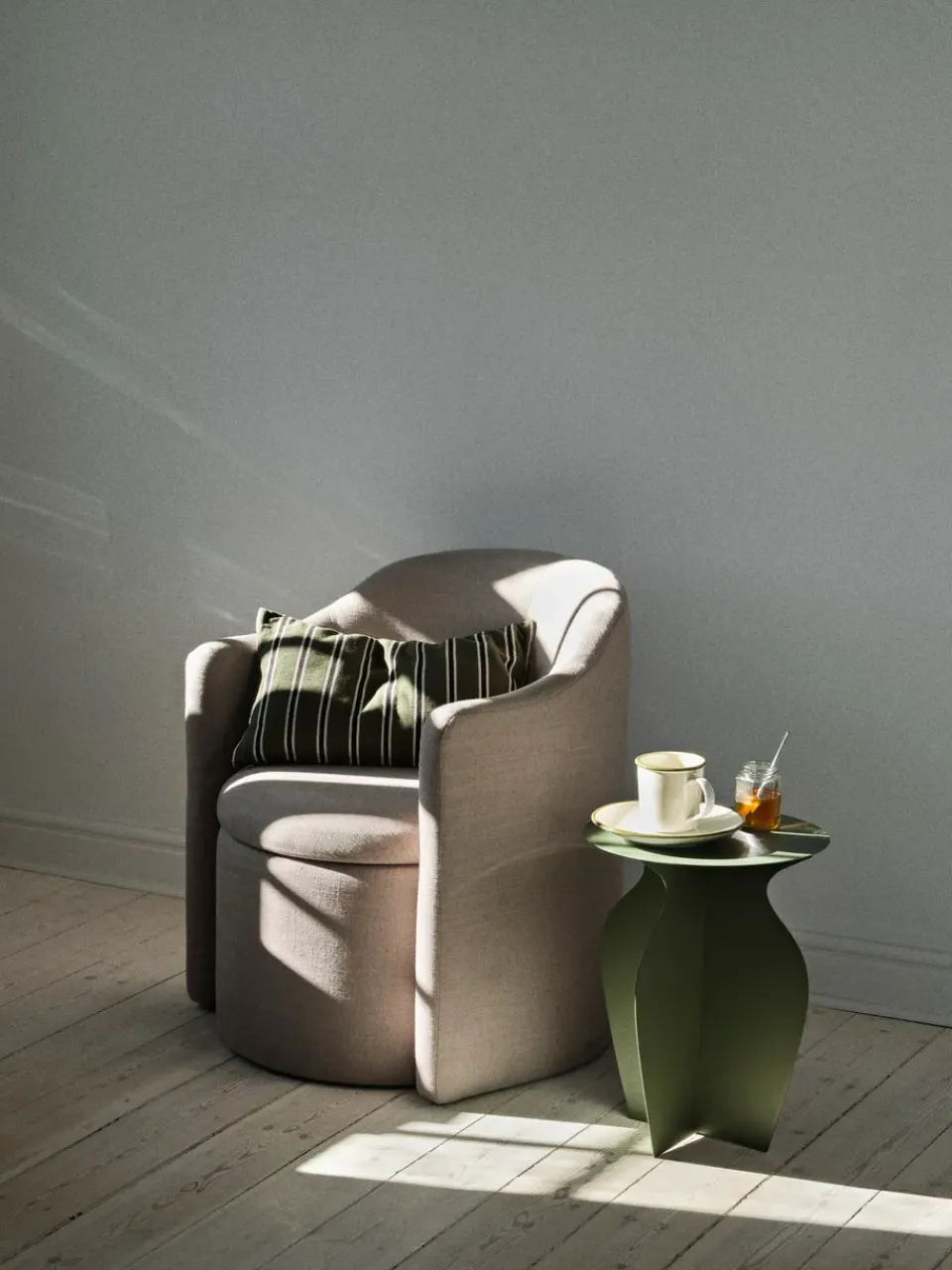 Broste Copenhagen Side Tables*Urna side table Ø35x45 cm, Grape leaf Green