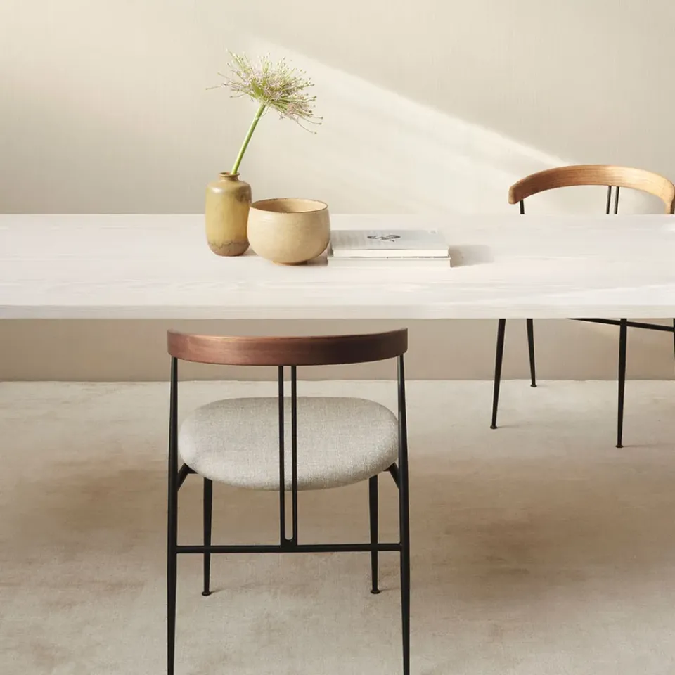 GUBI Chairs*Violin dining chair, Karakorum 001 -covered White